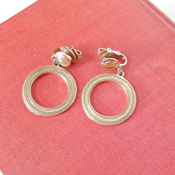 Vintage Gold-toned Hoop Clip Earrings - Picture 4 of 5